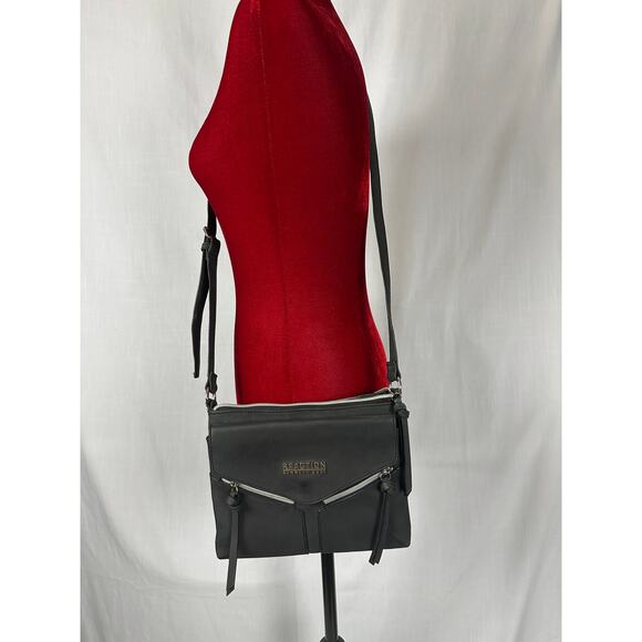 Black crossbody messenger purse shoulder bag by Kenneth Cole Reaction - Picture 2 of 8